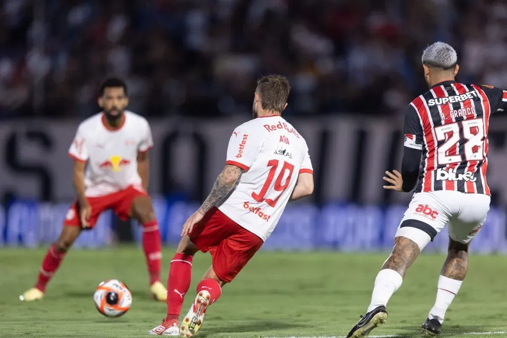 SP – BRAGANCA PAULISTA – 08/02/2025 – PAULISTA 2025, BRAGANTINO X SAO PAULO – Eduardo Sasha jogador do Bragantino durante partida contra o Sao Paulo no estadio Nabi Abi Chedid pelo campeonato Paulista 2025. Foto: Diogo Reis/AGIF