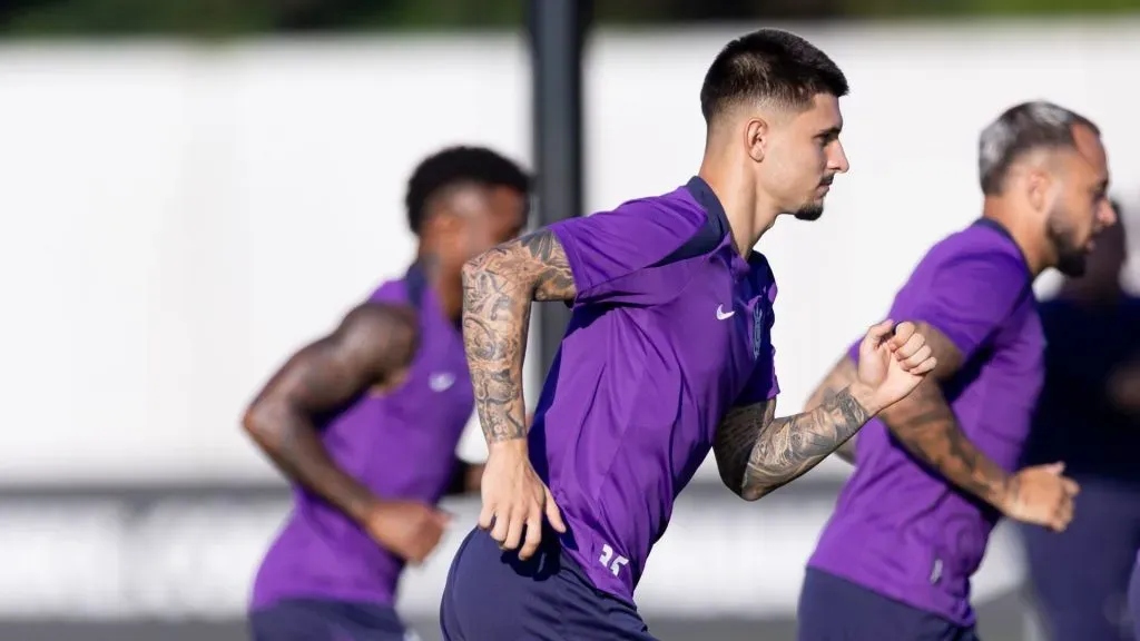 Léo Mana, Maycon e Félix Torres durante treino do Corinthians – Foto: Rodrigo Coca/Agência Corinthians