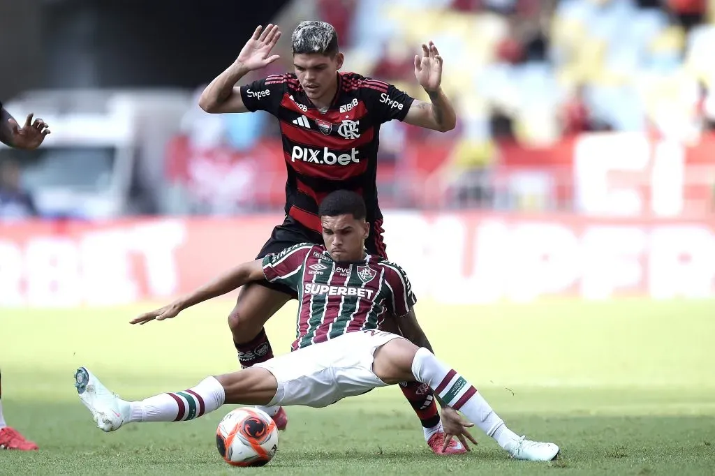 RJ – RIO DE JANEIRO – 08/02/2025 – CARIOCA 2025, FLUMINENSE X FLAMENGO – Riquelme Felipe jogador do Fluminense disputa lance com Ayrton Lucas jogador do Flamengo durante partida no estadio Maracana pelo campeonato Carioca 2025. Foto: Alexandre Loureiro/AGIF