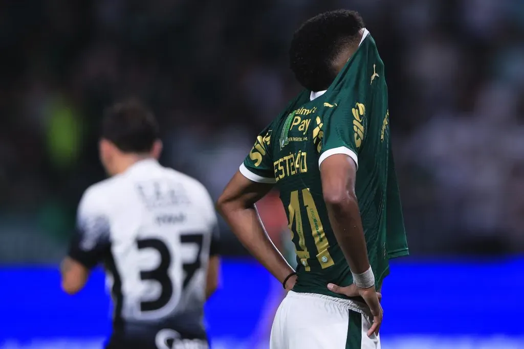 Estevão, do Palmeiras, lamenta durante partida contra o Corinthians no Allianz Parque pelo Campeonato Paulista 2025. Foto: Ettore Chiereguini / AGIF