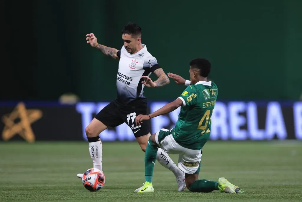 Igor Coronado, do Corinthians, disputa a bola com Estevão, do Palmeiras, pelo Campeonato Paulista 2025. Foto: Ettore Chiereguini / AGIF