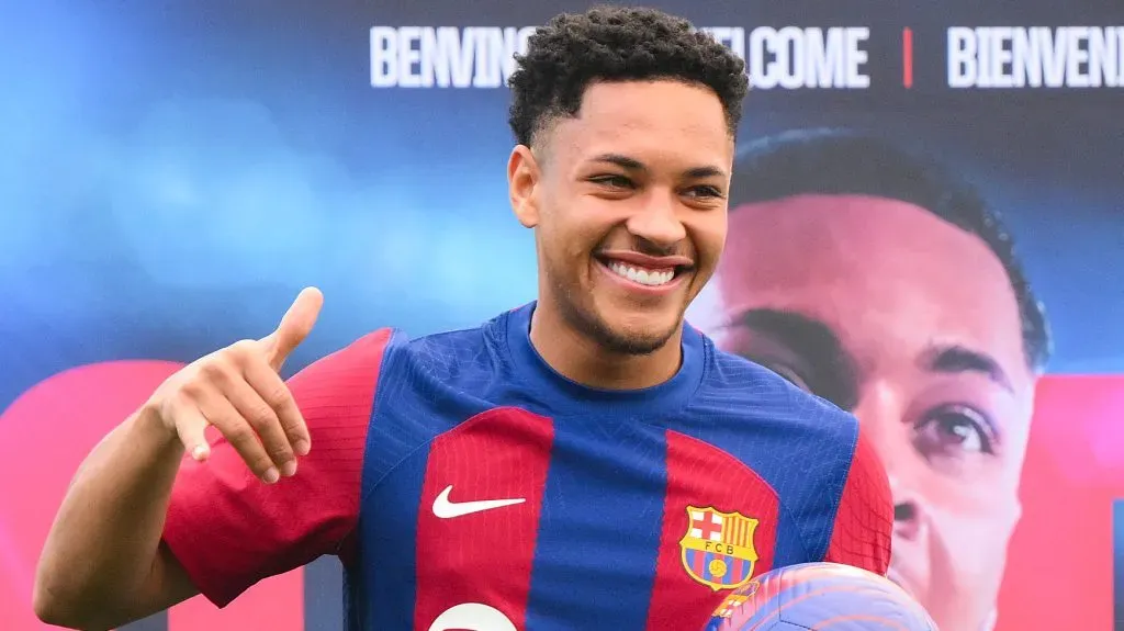 Vitor Roque tem contrato longo no Barcelona - (Photo by David Ramos/Getty Images).