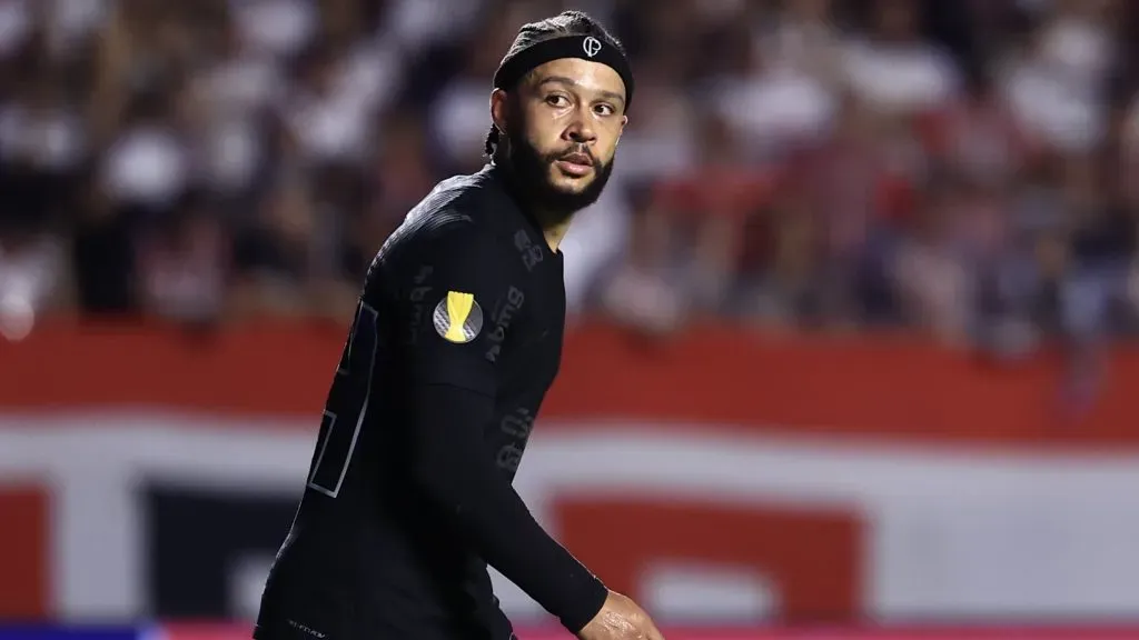 Memphis Depay durante partida. Foto: Marcello Zambrana/AGIF