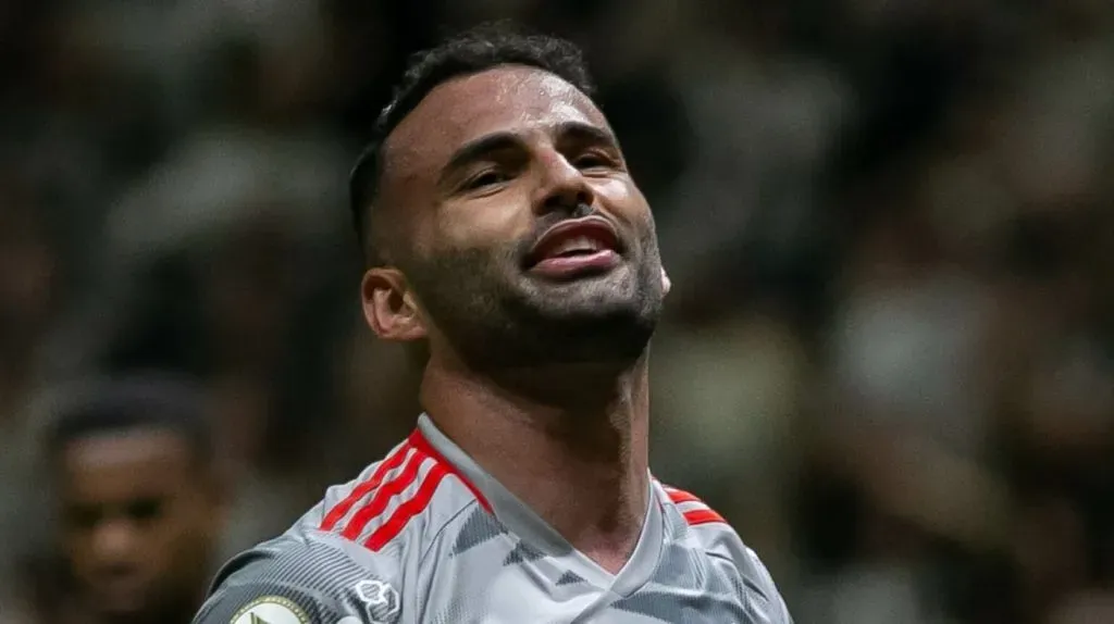 Foto: Fernando Moreno/AGIF – Thiago Maia se animou com a possibilidade de atuar com Ney Jr. no Santos.