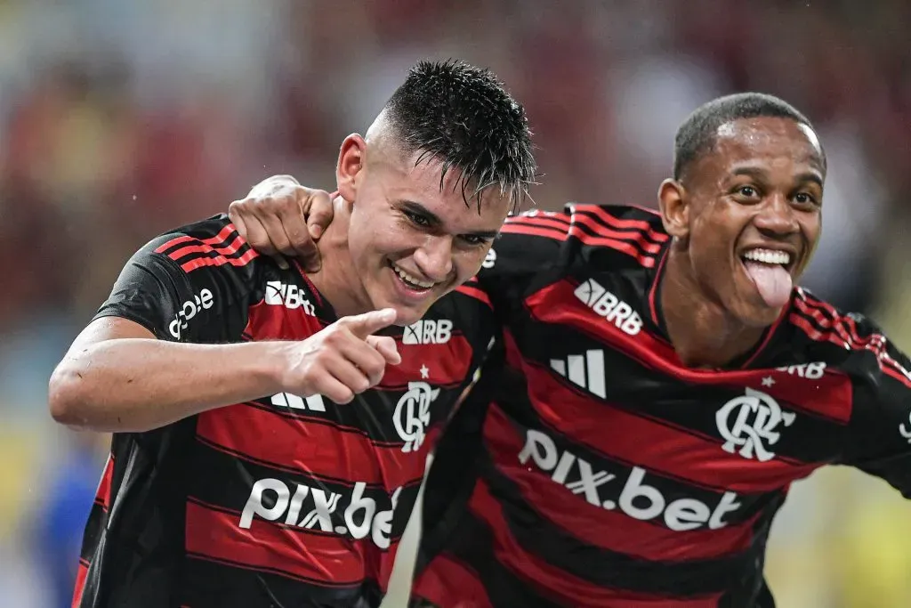 Alcaraz, ex-Flamengo comemora seu gol com Wallace Yan jogador da sua equipe durante partida contra o Sampaio Correa no estadio Maracana pelo campeonato Carioca 2025. Foto: Thiago Ribeiro/AGIF