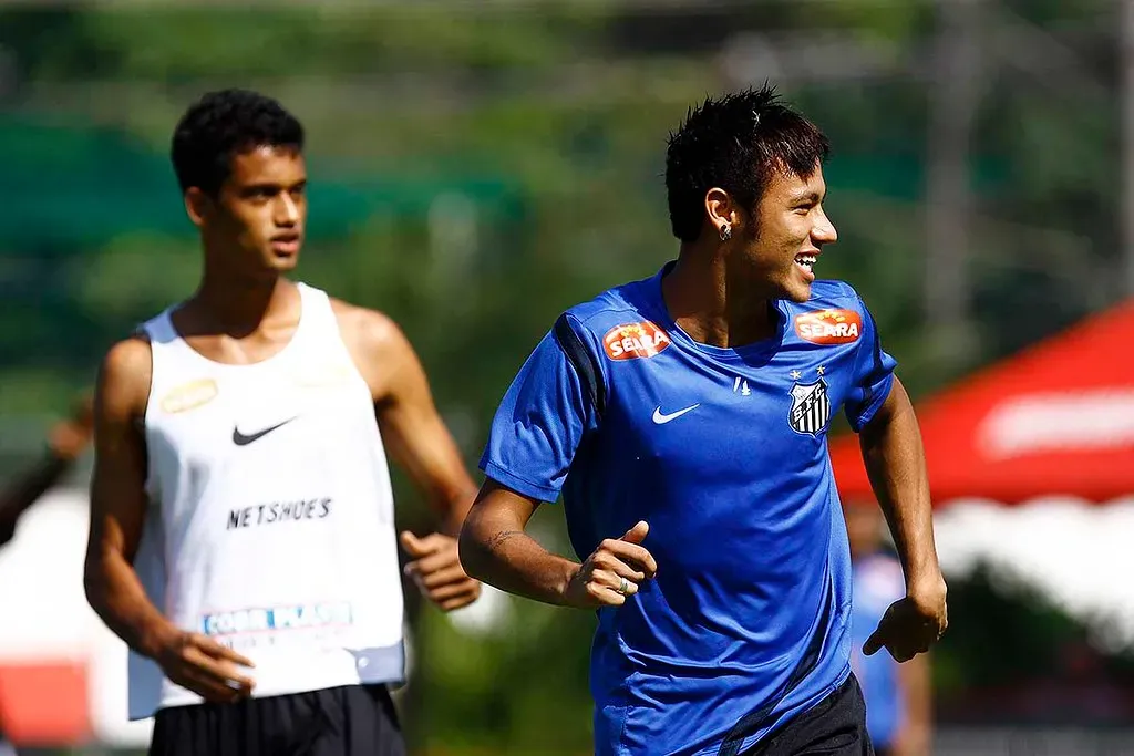 Jubal ao fundo em campo com Neymar no treino do Santos - Foto: Ricardo Saibun/Divulgação Santos FC