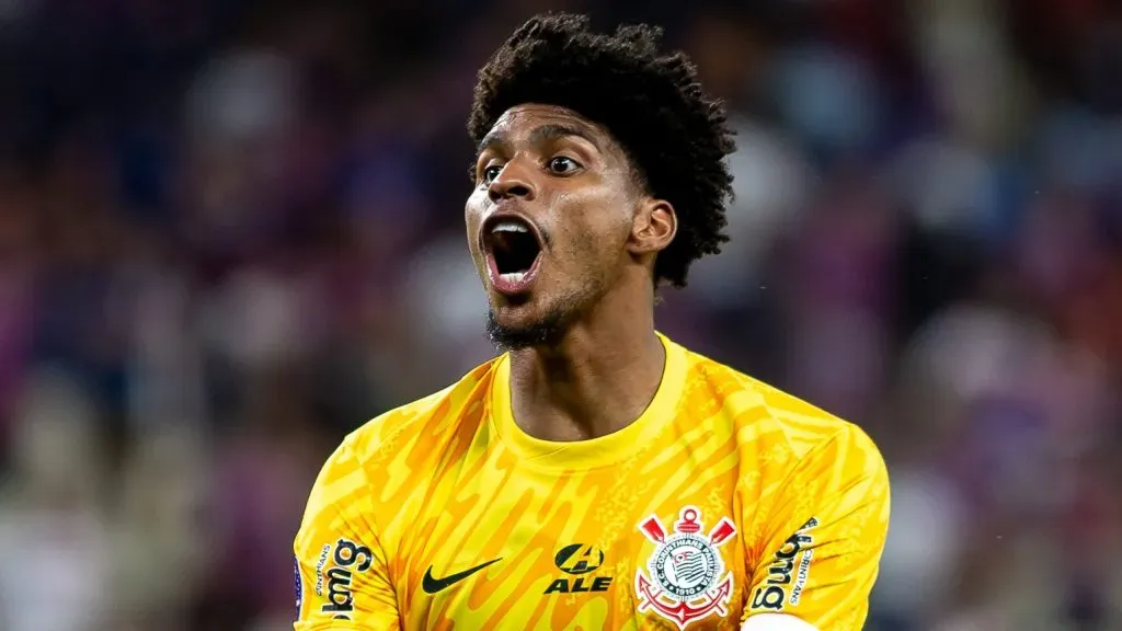 Hugo Souza em partida do Corinthians