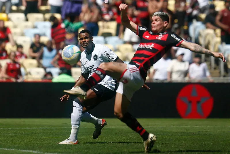 O último duelo entre Botafogo e Flamengo no Maracanã ocorreu no Brasileirão 2024 e teve vitória alvinegra. Foto: Vitor Silva/Botafogo