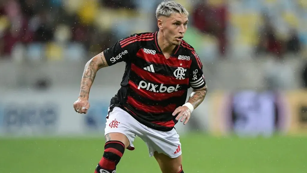 Varela em ação pelo Flamengo
