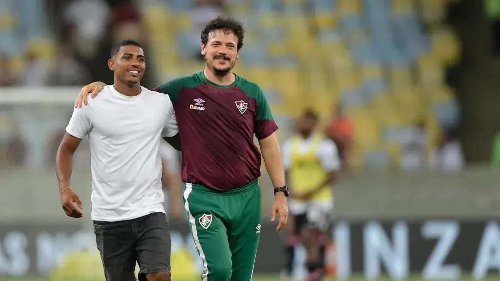 Fernando Diniz e Jhon Kennedy técnico e jogador do Fluminense comemoram vitória ao final da partida contra o São Paulo no estádio Maracanã pelo campeonato Brasileiro A 2023. Foto: Thiago Ribeiro/AGIF