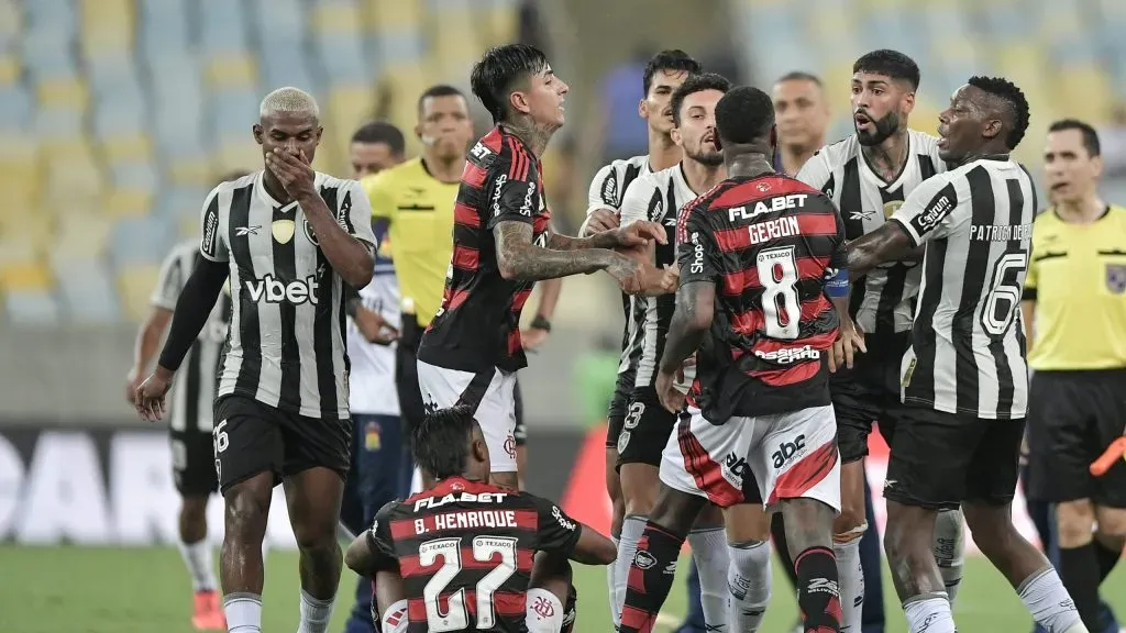 Confusão generalizada pode causar punição para jogador do Flamengo – Foto: Thiago Ribeiro/AGIF