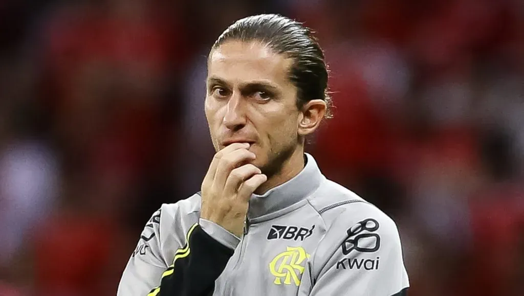 Filipe Luís realiza modificações no elenco