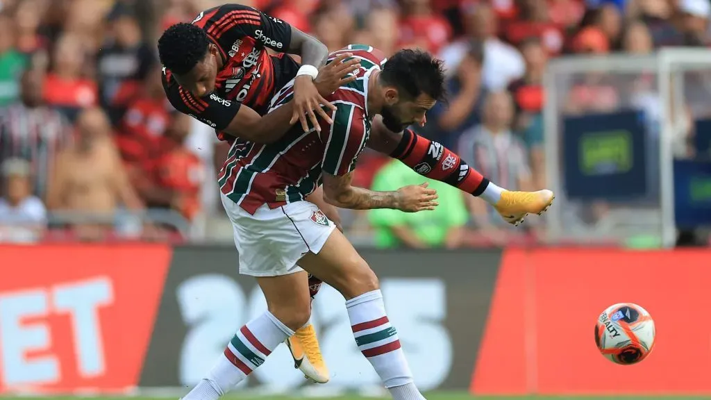 Freytes dividindo com Gonzalo Plata do Flamengo