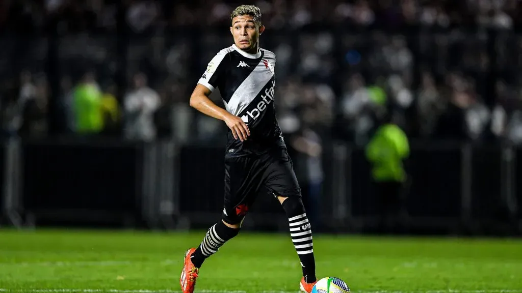 Adson jogador do Vasco durante partida contra o Corinthians no estádio São Januário pelo campeonato Brasileiro A 2024. Foto: Thiago Ribeiro/AGIF