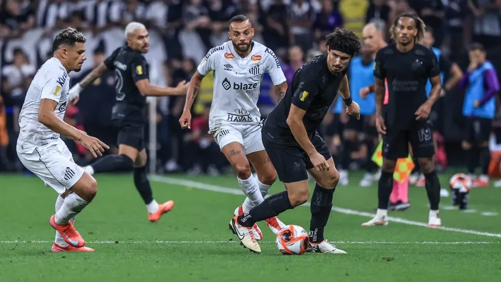André Ramalho jogador do Corinthians disputa lance com Guilherme jogador do Santos durante partida no estádio Arena Corinthians pelo campeonato Paulista 2025. Foto: Marcello Zambrana/AGIF