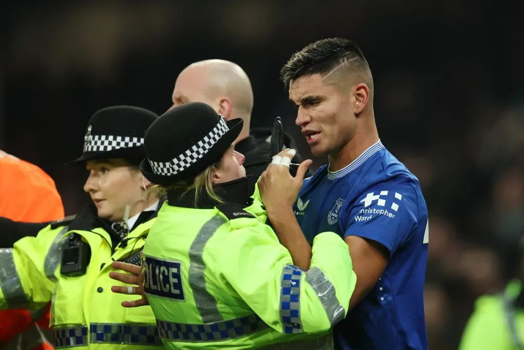 Alcaraz durante a confusão no último Everton e Liverpool. Photo by Alex Pantling/Getty Images