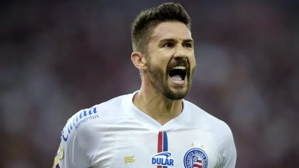 Everaldo jogador do Bahia comemora seu gol durante partida contra o Flamengo no estádio Maracanã pelo campeonato Brasileiro A 2024. Foto: Alexandre Loureiro/AGIF