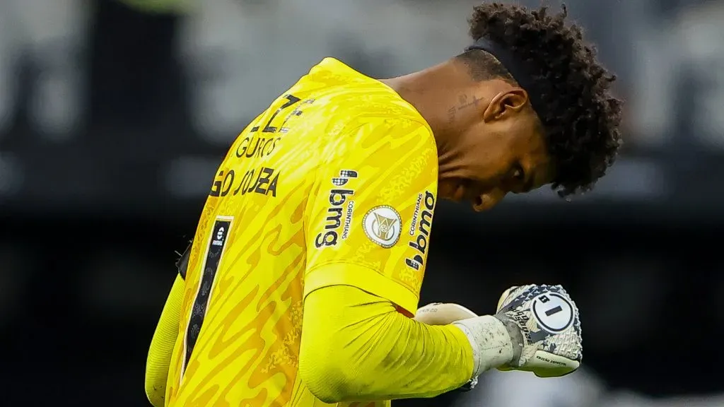 Hugo Souza goleiro do Corinthians comemora vitoria da partida contra o Bahia no estádio Arena Corinthians pelo campeonato Brasileiro A 2024. Foto: Joisel Amaral/AGIF