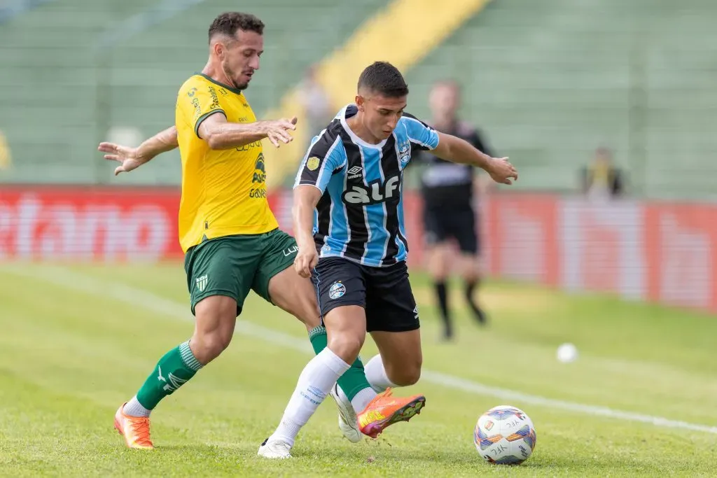 RS – ERECHIM – 15/02/2025 – GAUCHO 2025, YPIRANGA X GREMIO – Roger jogador do Ypiranga disputa lance com Monsalve jogador do Gremio durante partida no estadio Colosso da Lagoa pelo campeonato Gaucho 2025. Foto: Liamara Polli/AGIF