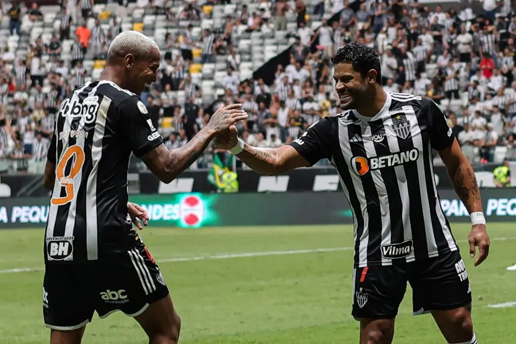 Deyvinho comemorando gol com Hulk. Foto: Gilson Lobo/AGIF