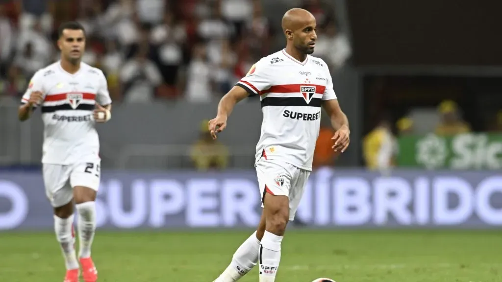 Lucas Moura durante partida. Foto: Mateus Bonomi/AGIF