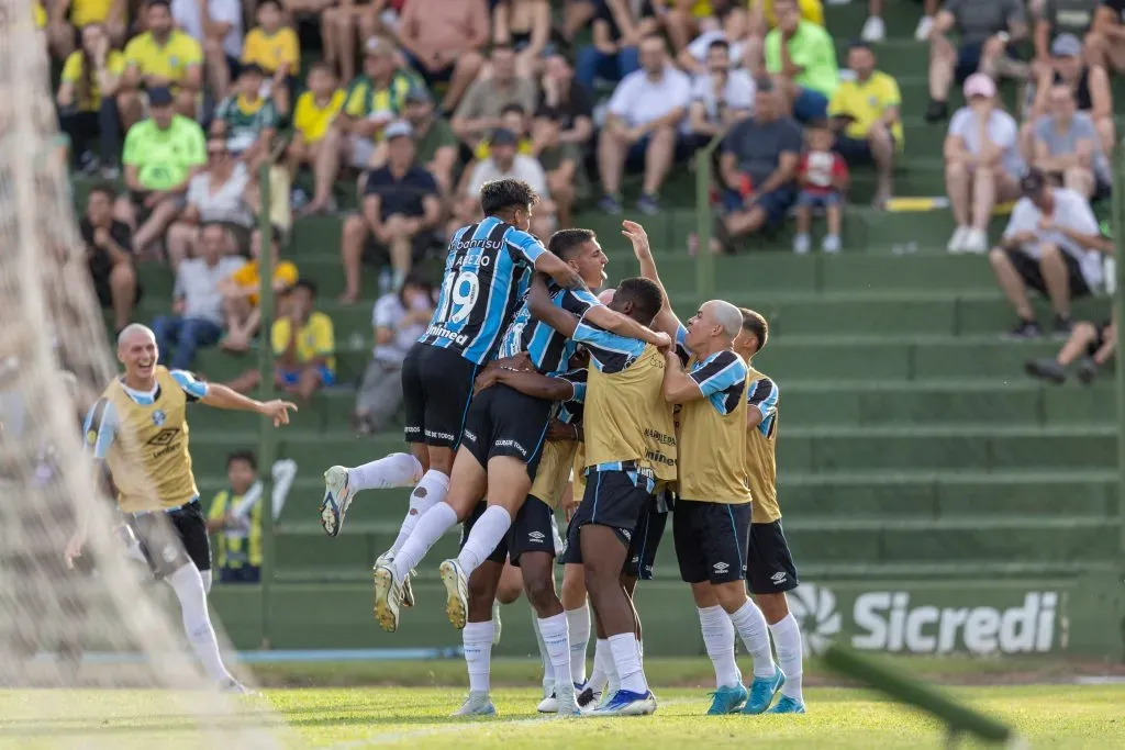 RS – ERECHIM – 15/02/2025 – GAUCHO 2025, YPIRANGA X GREMIO – Monsalve jogador do Gremio comemora seu gol com jogadores do seu time durante partida contra o Ypiranga no estadio Colosso da Lagoa pelo campeonato Gaucho 2025. Foto: Liamara Polli/AGIF