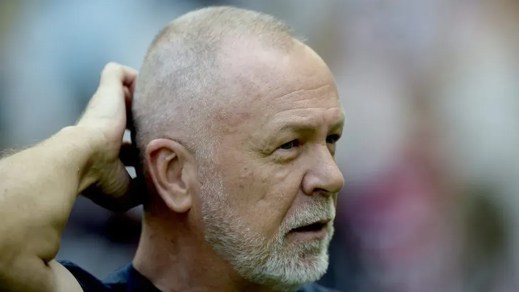 Mano Menezes técnico do Fluminense durante partida contra o Flamengo no estádio Maracanã pelo campeonato Carioca 2025. Foto: Alexandre Loureiro/AGIF