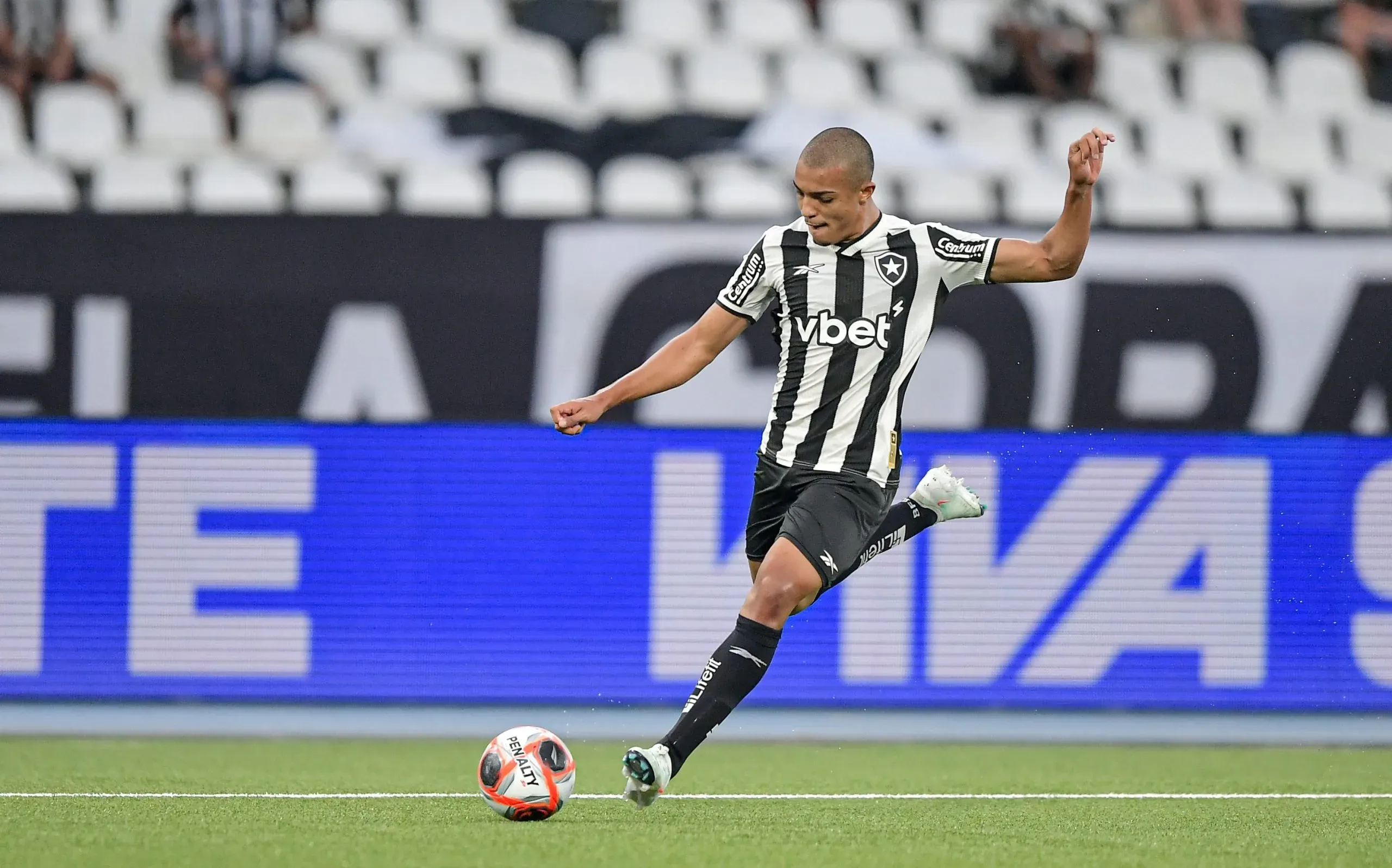 Se continuar apresentando esse nível de desempenho, Kayke poderá ser um dos titulares absolutos da equipe. Foto: Thiago Ribeiro/AGIF