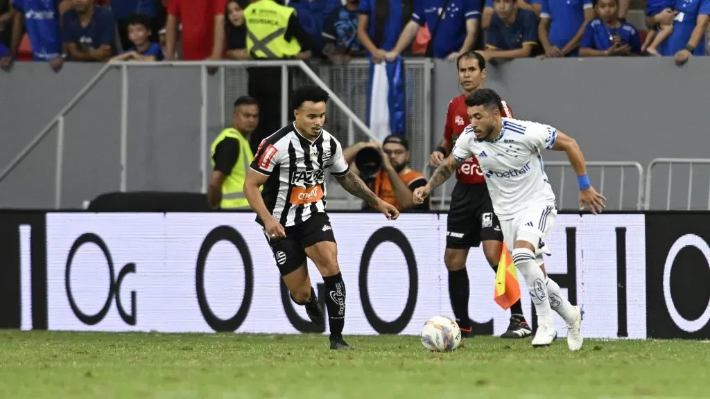 William foi cogitado no Internacional -Foto: Mateus Bonomi/AGIF.