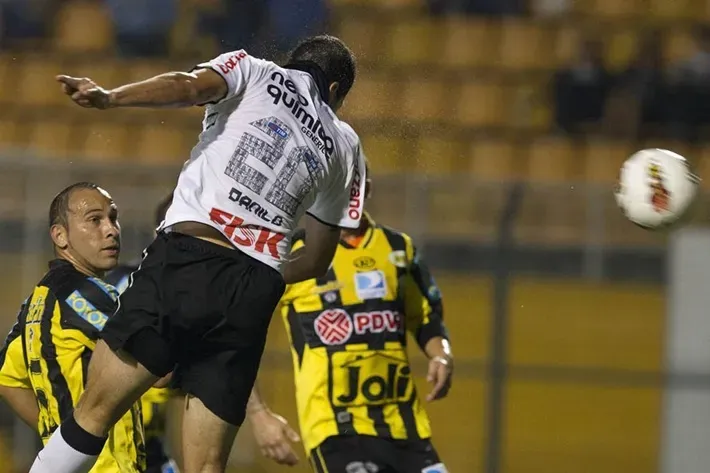 Danilo, jogador do Corinthians em duelo contra o Desportivo Táchira em 2012. Foto: Daniel Augusto Jr./Agência Corinthians