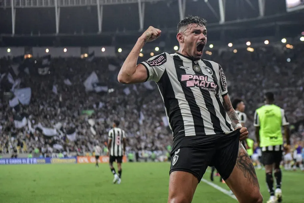 RJ – RIO DE JANEIRO – 18/10/2024 – BRASILEIRO A 2024, BOTAFOGO X CRICIUMA – Tiquinho Soares jogador do Botafogo comemora seu gol durante partida contra o Criciuma no estadio Maracana pelo campeonato Brasileiro A 2024. Foto: Thiago Ribeiro/AGIF