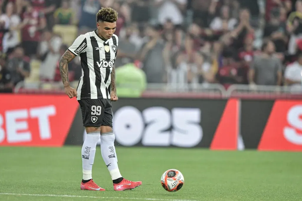 RJ – RIO DE JANEIRO – 12/02/2025 – CARIOCA 2025, FLAMENGO X BOTAFOGO – Igor Jesus jogador do Botafogo durante partida contra o Flamengo no estadio Maracana pelo campeonato Carioca 2025. Foto: Thiago Ribeiro/AGIF