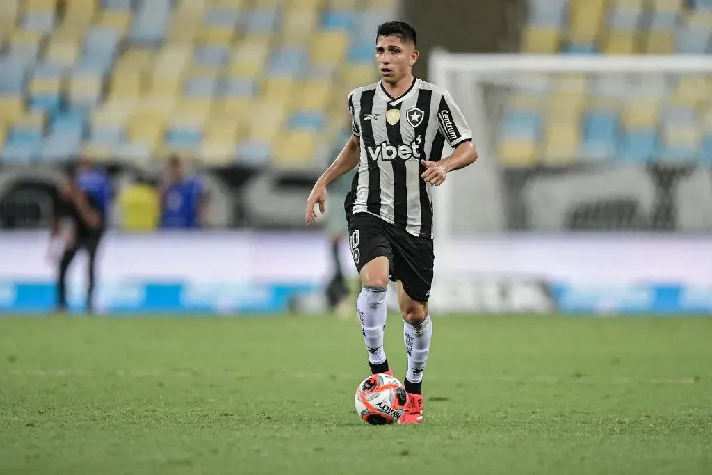 RJ – RIO DE JANEIRO – 12/02/2025 – CARIOCA 2025, FLAMENGO X BOTAFOGO – Savarino jogador do Botafogo durante partida contra o Flamengo no estadio Maracana pelo campeonato Carioca 2025. Foto: Thiago Ribeiro/AGIF