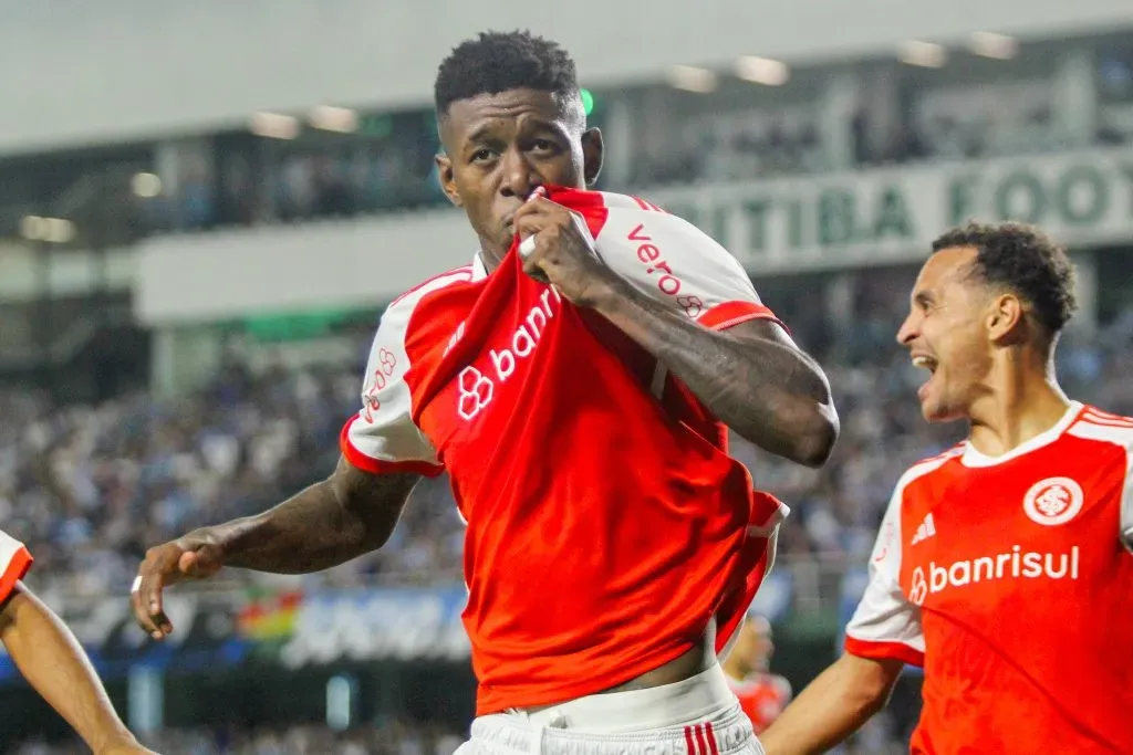 Vitão, zagueiro do Internacional – Foto: Lucas Gabriel Cardoso/AGIF