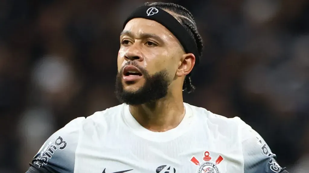 Memphis Depay deu assistência, mas não estava em noite inspirada - Foto: Joisel Amaral/AGIF.