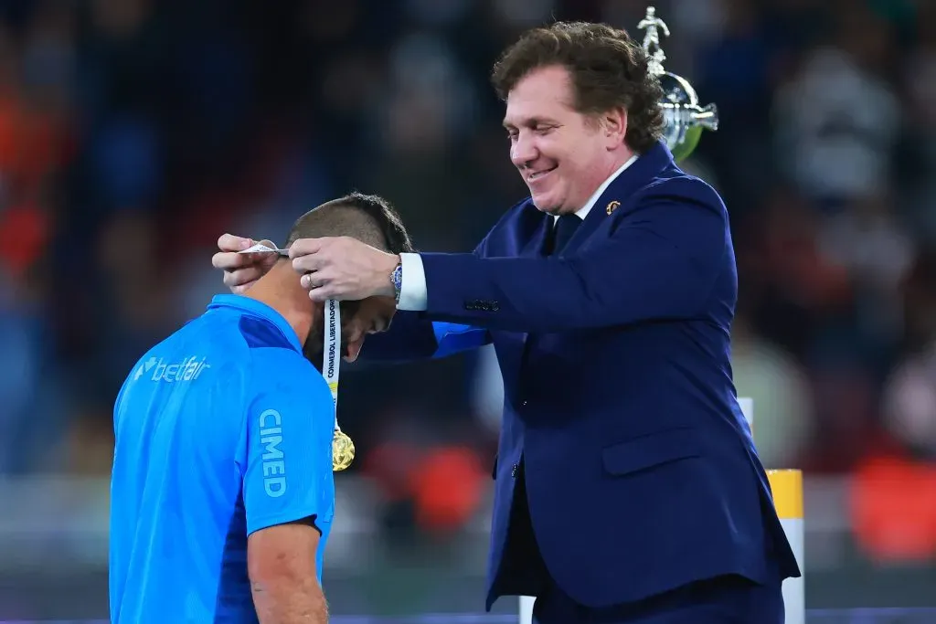 Ricardo Belli sendo premiado com medalha na Libertadores 2022