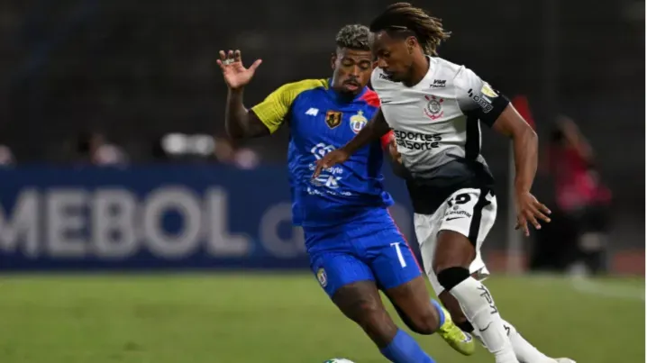 Carrillo em partida contra o Universidad Central