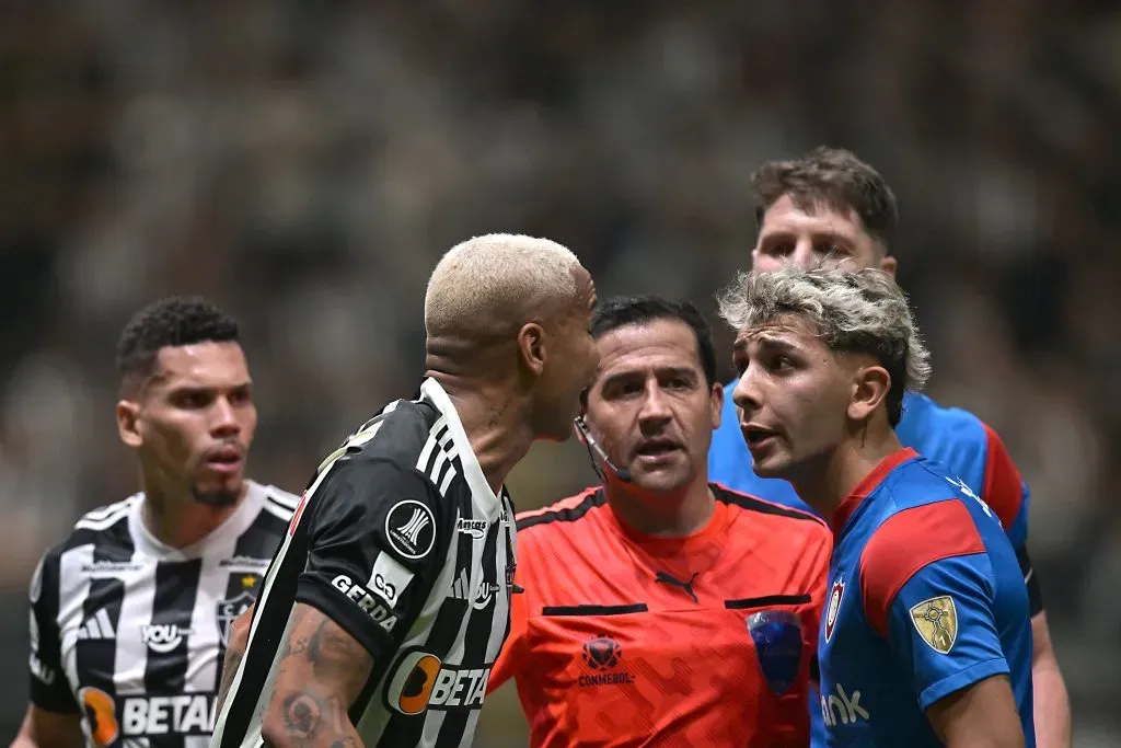 Jovem volante no jogo com o Atlético-MG. Photo by Pedro Vilela/Getty Images
