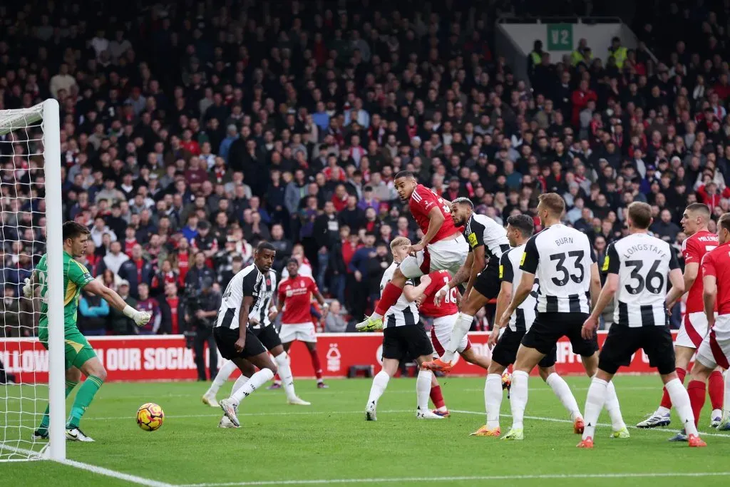 Murillo, do Nottingham Forest, marca gol contra o Newcastle pela Premier League. Foto: Alex Livesey / Getty Images