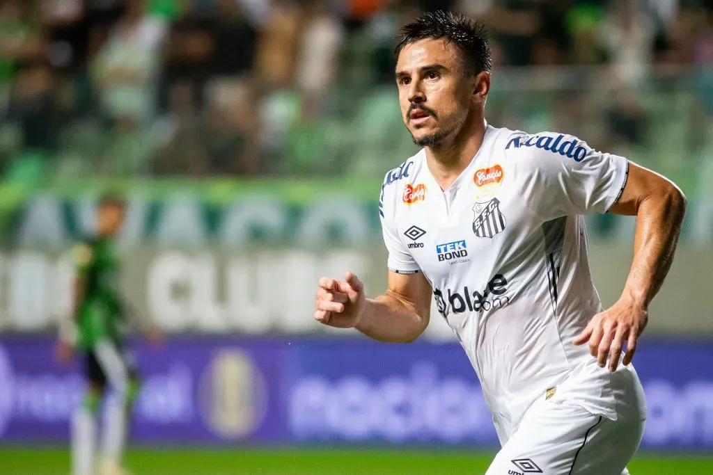 Atacante em partida na Série B. Foto: Fernando Moreno/AGIF