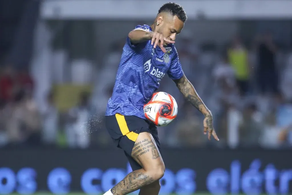 Neymar Jr., do Santos, durante aquecimento antes da partida contra o Água Santa na Vila Belmiro pelo Campeonato Paulista 2025. Foto: Reinaldo Campos / AGIF