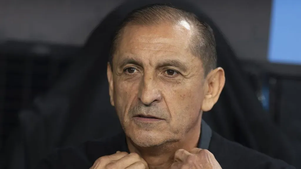 Foto: Anderson Romao/AGIF – Elenco do Alvinegro contesta o técnico, cujo contrato vai até o fim do ano no Clube Paulista.