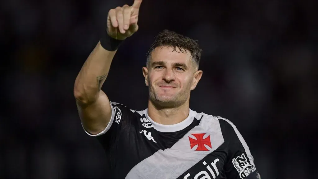 Vegetti comemorando. Foto: Thiago Ribeiro/AGIF