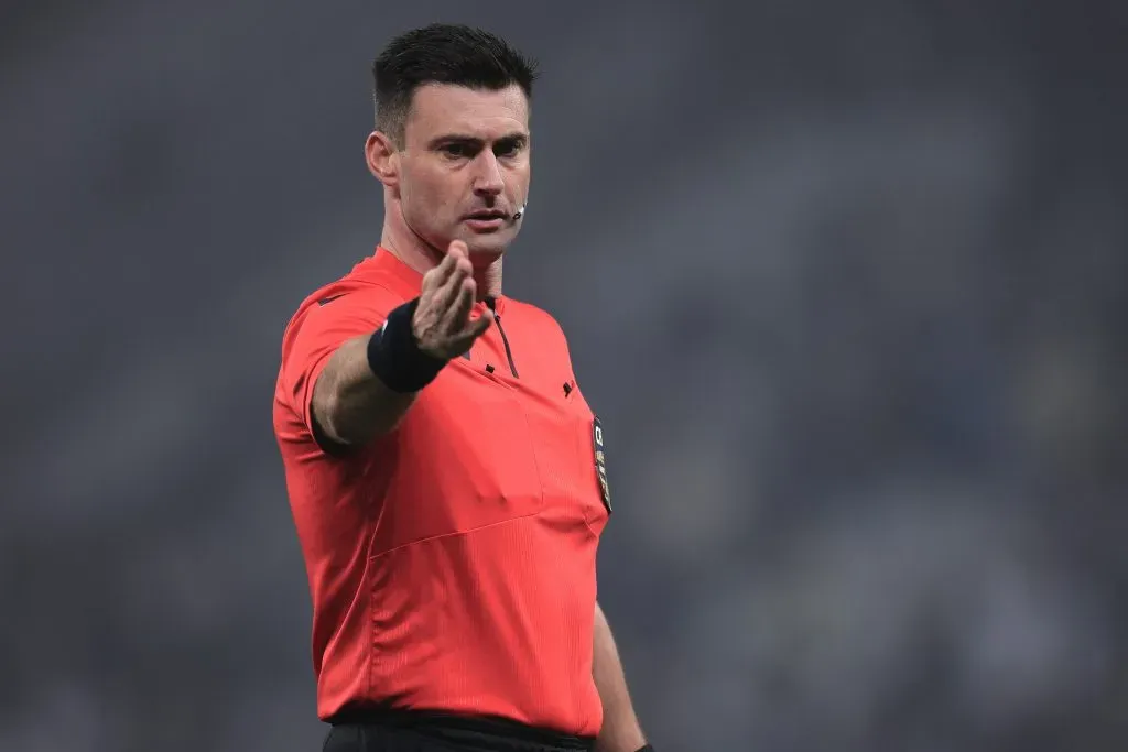 Jonathan Benkenstein foi o juiz de campo da partida. Foto: Ettore Chiereguini/AGIF