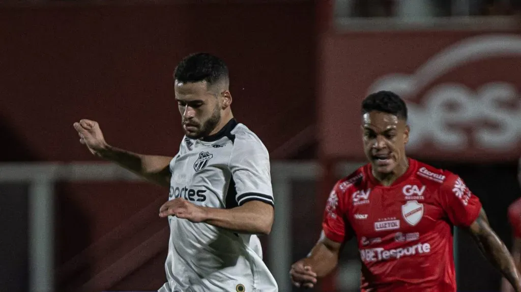 Foto: Isabela Azine/AGIF – Patrick de Lucca em ação com a camisa do Ceará no Brasileirão de 2024.