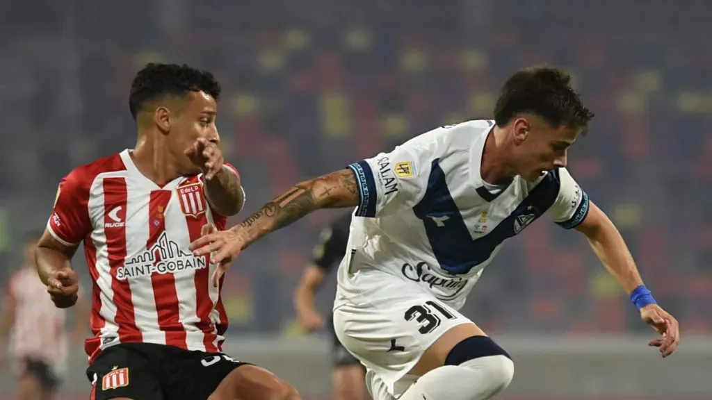 Foto: Joaquín Camiletti/Getty Images – Valentín Gómez é visto pela torcida do Santos como jogador ideal para fazer dupa com Zé Ivaldo.