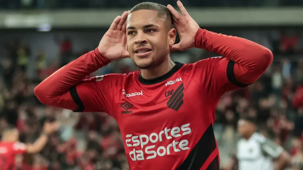 Vitor Roque comemorando. Foto: Robson Mafra/AGIF