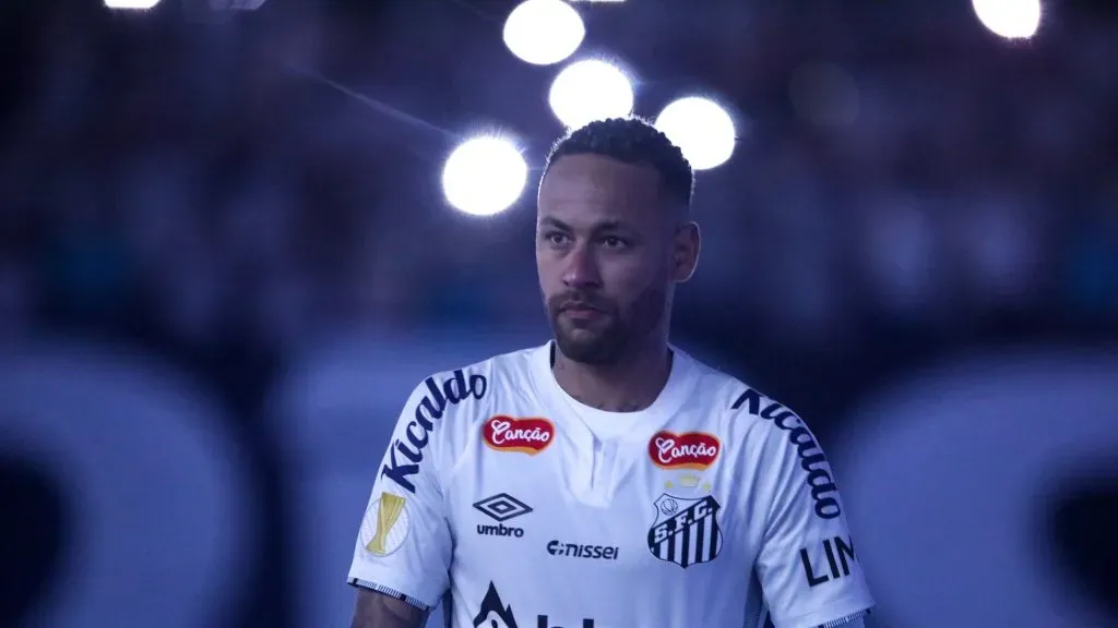 Neymar Jr. jogador do Santos durante execução do hino nacional, Foto: Reinaldo Campos/AGIF