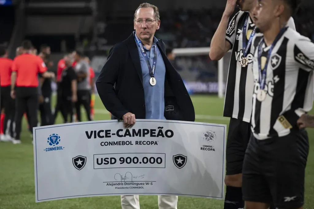 RJ – RIO DE JANEIRO – 27/02/2025 – RECOPA SUL-AMERICANA 2025, BOTAFOGO X RACING – John Textor dono da saf do Botafogo apos a partida contra o Racing no estadio Engenhao pelo campeonato Recopa Sul-americana 2025. Foto: Jorge Rodrigues/AGIF