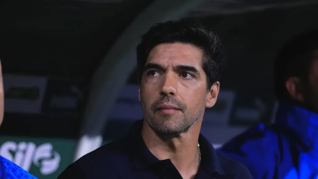 . Foto: Ettore Chiereguini/AGIF – Abel autoriza saída do defensor revelado na base do Palestra.